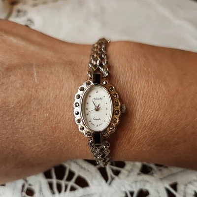 RELOJ NETSUKE MARCASITE VINTAGE CORREA EN TONO PLATEADO HECHO EN HONG KONG  Foto 1 de 4