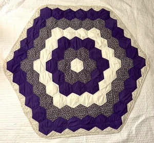 Handarbeit Steppdecke Wandbehang lila Blumengarten 41 x 41 Sechseck 100% Baumwolle - Bild 1 von 12