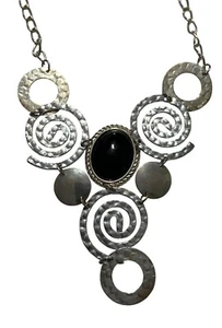 Collana dichiarazione tono argento vortici martellati e centrotavola pietra nera regalo - Foto 1 di 9