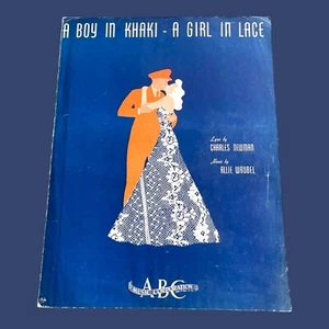 Un ragazzo in kaki una ragazza in pizzo spartiti chitarra vintage ukulele banjo pianoforte 1942 - Foto 1 di 4
