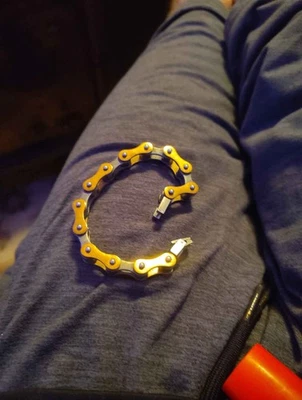 Brazalete de cadena de acero inoxidable tono dorado para motocicletas y motocicletas para hombre Foto 1 de 2