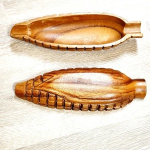 Juego de 2 bandejas de madera para platos de maíz Mid Century madera tallada - Imagen 1 de 5