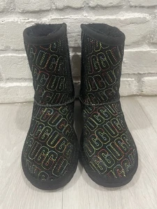 UGG Classic II Graphic Stitch Kinder Jugend Stiefel 1112383K Schwarz Größe 1 - Bild 1 von 6