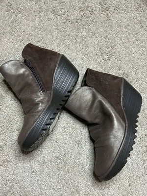 FLY LONDON Botines Cortos de Cuero Gamuza Marrón Yip Cuña-Talla 38W Ancho Foto 1 de 4