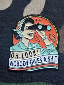 Divertido prendedor de sombrero de solapa esmaltado humor para adultos insignia de metal "OH Look No Gives A Sh!t" *** - Imagen 1 de 3