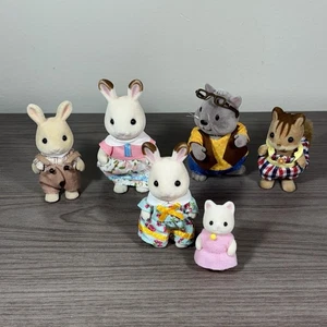 Lotto di 5 figurine Sylvanian Families Calico Critters coniglietti gatto scoiattolo - Foto 1 di 7