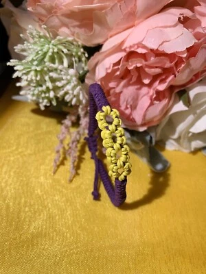 Pulsera Trenzada a Mano Personalizar Púrpura Con Flor Amarilla Foto 1 de 3