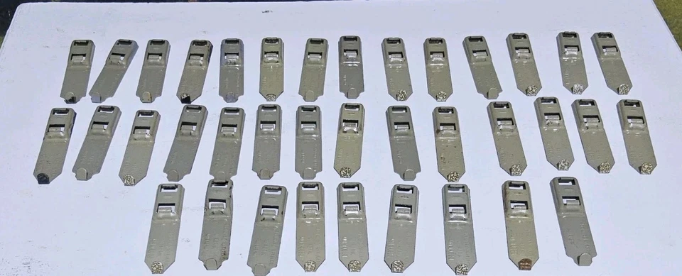 MARKLIN BASI PER PALI PER CATENARIA LINEA AEREA 37 PEZZI H0 HO - Immagine 1 di 1