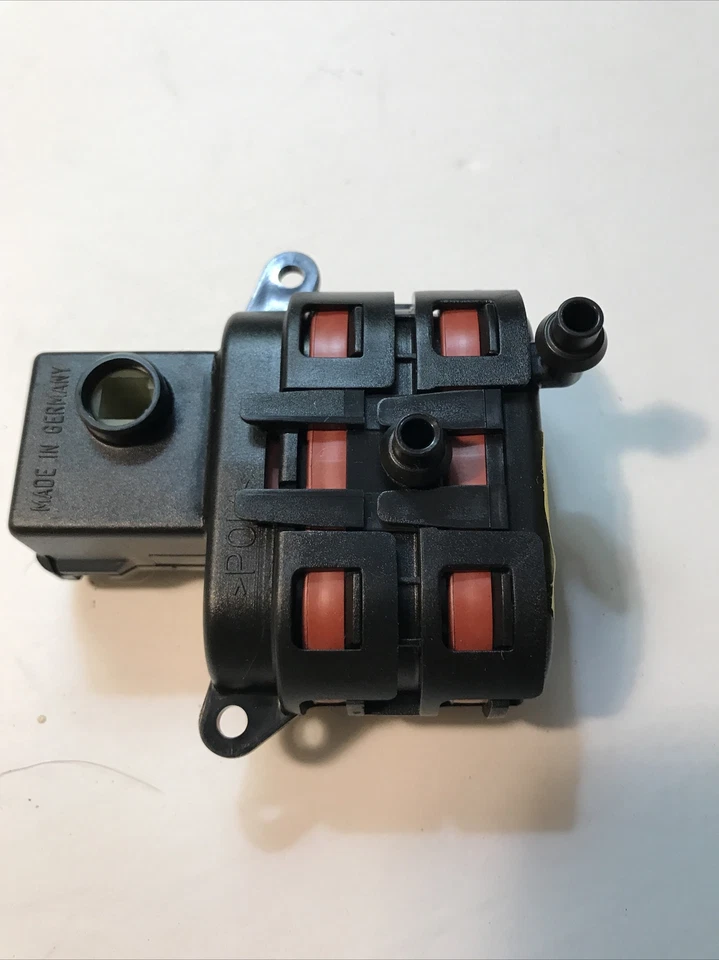 148001375 ELEMENTO / ESPACIO PARA LAS PIERNAS DERECHO W140 S320 S500 S600 600SEL 500SEC 320SE 600 Foto 1 de 4