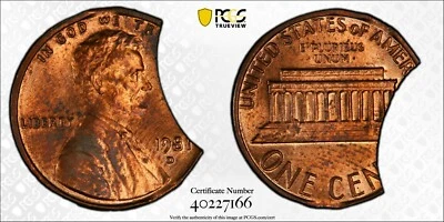 ER027 1981-D 1C Lincoln Cent -- Triple Curved Clip -- PCGS MS63 RB. Mint Error. - Image 1 of 4