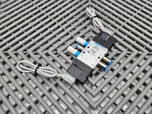 Festo 196925 Solenoid Valve CPE10-M1BH-5J-M7 w/ MSZE-3-24DC Valve Coil - Picture 1 of 5