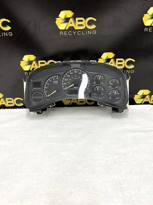 2000-2002 GMC Yukon Speedometer Instrument Cluster ID 15055362 OEM - Image 1 of 4