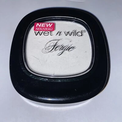 Wet N Wild Fergie Centerstage - Take on the Day- Mattifying Powder A851 Pedestal - Image 1 of 4
