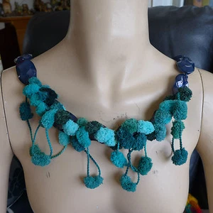 COLLAR HECHO A MANO DECLARACIÓN POMPÓN AZUL Y CUENTAS DE CRISTAL AZUL REGALO ARTÍSTICO - Imagen 1 de 6