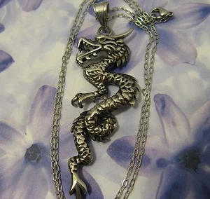 Pendentif Dragon aux Yeux Rubis 60 mm en Acier Brossé Satiné Rhodié Dolly-Bijoux - Picture 1 of 1