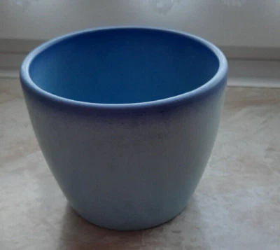 Blumenübertopf Keramik, Farbe hellblau mit dunklerem Rand, matt - Bild 1 von 4