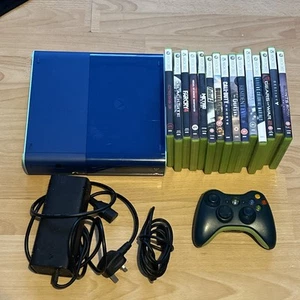 Microsoft Xbox 360 Slim E Blu Console Edizione Limitata 320 Gb 15 Giochi - Foto 1 di 9