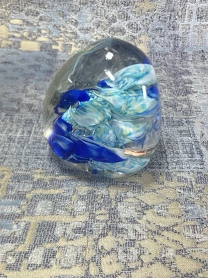 Pisapapeles de vidrio soplado azul blanco remolino estilo Murano decoración de escritorio abstracto Foto 1 de 4