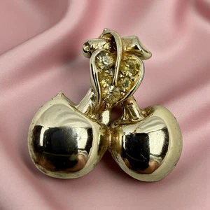 Broche doble cereza tono dorado vintage con detalles de pedrería MCM - Imagen 1 de 7