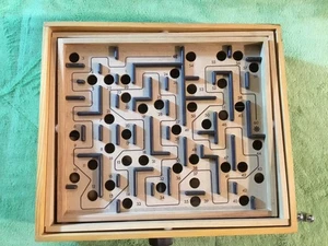 Holz Labyrinth Labyrinth Spiel, 2 Stahlkugeln, herausforderndes Spiel - Bild 1 von 4