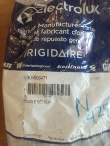 5304506471 Set Maniglie Porta Frigorifero (Nero) Sostituisce 242059503 242059506 - Foto 1 di 1