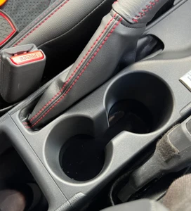 Yaris GR - Inserto portavasos negro brillante - Imagen 1 de 2