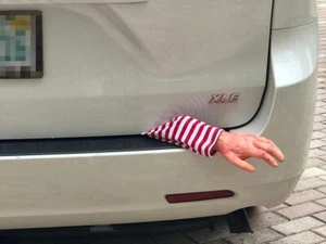 Halloween realistische gefälschte Hand mit Stoffarm für Autokofferraum Leiche Streich - Bild 1 von 32
