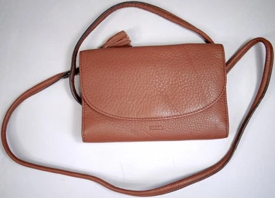 Bandolera sin asas marca Fossil cartera carpeta cuero granulado marrón Foto 1 de 4