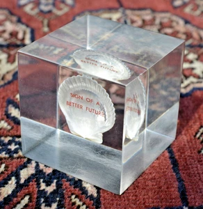 SELTEN 1960 Lucite Cube SHELL OIL Anzeige "Zeichen einer besseren Zukunft" Briefbeschwerer 29 $ - Bild 1 von 10