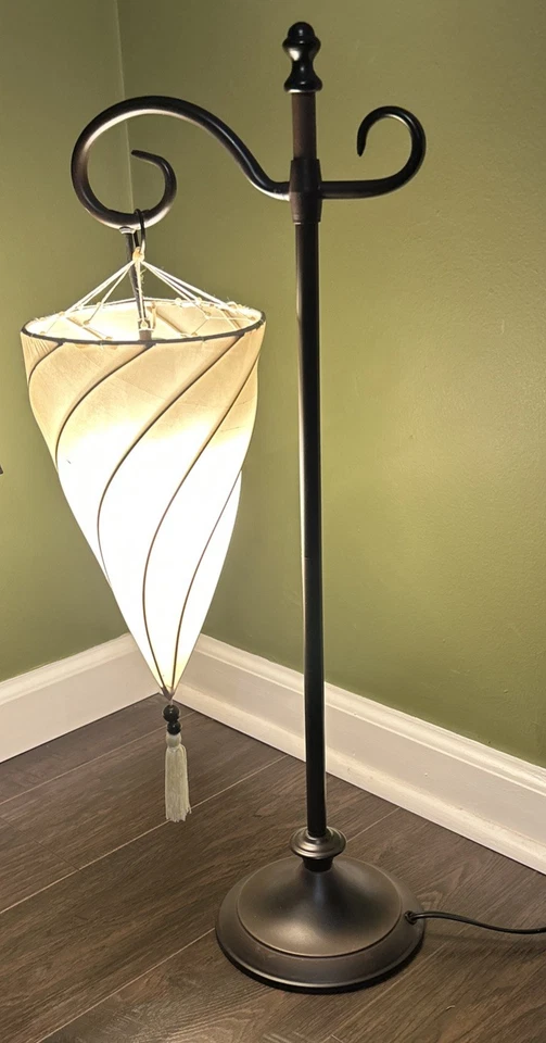 Abajur de mesa Pottery Barn Medina 28” bege bronze sombra pendurada bronze marroquino - Imagem 1 de 2