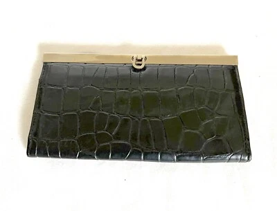 Cartera clutch negra imitación cuero patrón cocodrilo con detalles plateados Foto 1 de 4