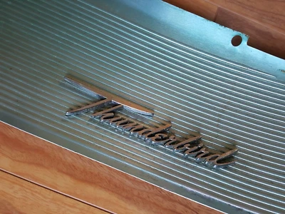 1961-1963 FORD THUNDERBIRD DASH TRIM BEZEL PASSENGER RIGHT SIDE PANEL EMBLEM Foto 1 de 4