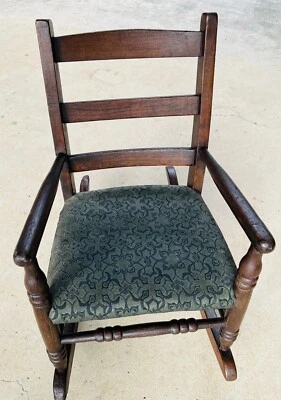 Винтажное детское деревянное кресло-качалка 1900-х с подлокотниками, зеленое тканевое сиденье 21,5 дюйма в высоту - Изображение 1 из 4