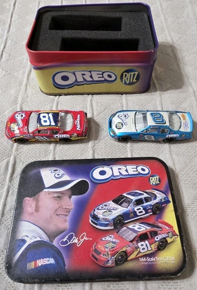 Juego de hojalata coleccionable de 2 coches Action escala 1:64 Dale Earnhardt Jr. Oreo/Ritz Foto 1 de 4