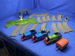 Thomas Trackmaster Motorisierter Zug 2013 mit 15 Gleisstücken - Bild 1 von 9