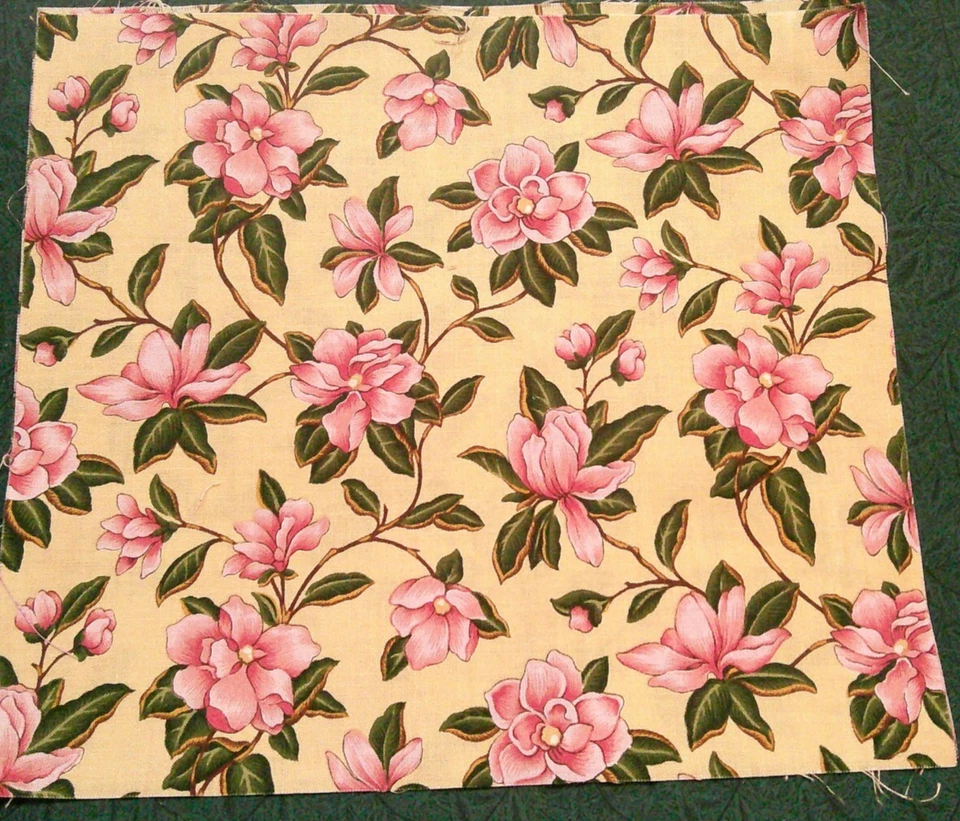 Tela Hoffman 9" x 10" 3 tonos flores de cerezo rosa sobre fondo amarillo $2,25 Foto 1 de 1