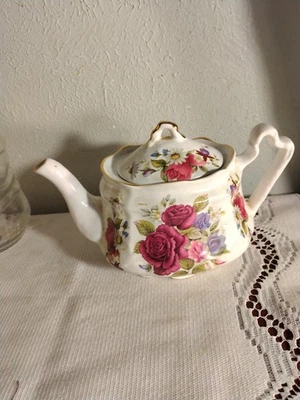 Tetera de Colección Arthur Wood & Son Rosas Rojas # 6340 Staffordshire Inglaterra Usada en Excelente Condición Foto 1 de 4