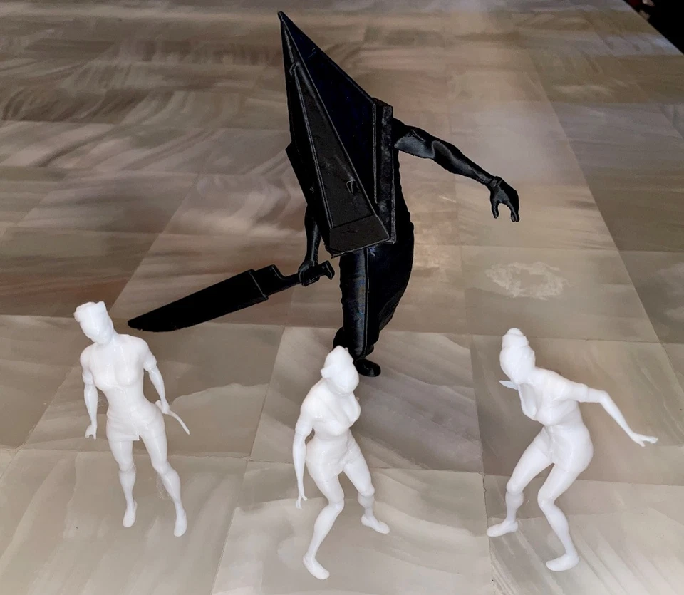 cabeza pirámide colina silenciosa y 3 figuras de enfermeras Foto 1 de 4