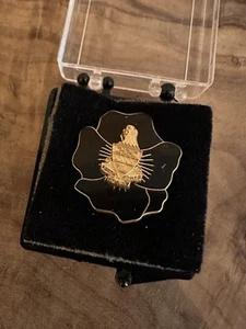 Kappa Alpha Theta Pledge Anstecknadel schwarz & goldfarben Stiefmütterchen Blume Pfosten Rückseite - Bild 1 von 6