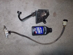 2008 Polaris Sportsman 800 Rear Brake Pedal Mount Bracket Master Cylinder Fluid - Imagen 1 de 2