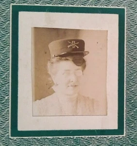 kleine Schrankkarte Dame trägt Herren Militär Hut um 1900 - Bild 1 von 4