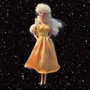 Barbie Puppe Vintage 1976 mit grünem Schmuck und einem gelben Kleid - Bild 1 von 13