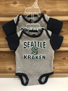 2 ~ Seattle Kraken NHL Baby Kleinkind graue Bodys Größe 0-3 Monate neu - Bild 1 von 4