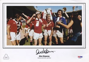 ALEX STEPNEY ENGLAND & MANCHESTER UTD GOALKEEPER SIGN 1977 FA CUP WIN L.E. PHOTO - Foto 1 di 3