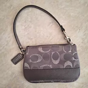 Portafoglio da polso piccolo logo Coach firma C grigio argento metallizzato prezzo al dettaglio $58 - Foto 1 di 6