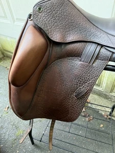 Veritas Dressage Saddle MONOFLAP NOVUS 18.5" SEAT BROWN PEBBLED LEATHER/BLACK UN - Picture 1 of 13
