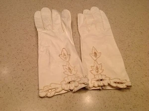 Guantes de cuero vintage para dama talla 7 blanco roto con bordados y recortes - Imagen 1 de 8