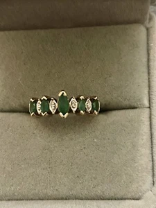 Alianza de boda de aniversario de diamantes y esmeraldas de oro amarillo de 14K talla 7 - Imagen 1 de 7