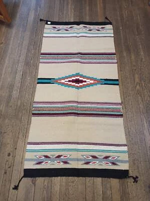 Alfombra acrílica tejida a mano diseño suroeste; 20"X40" Foto 1 de 2