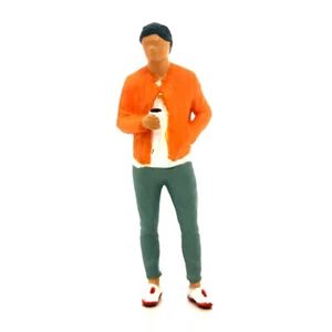 ED 1:64 Painted Figure Model Miniature  Diorama  Man Holding Drinks O - Picture 1 of 2